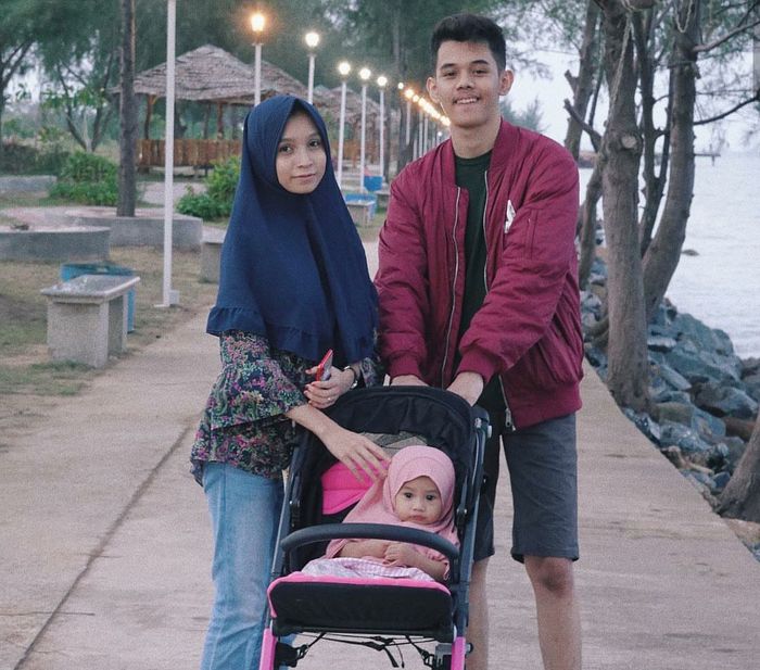 Oura with his wife and child