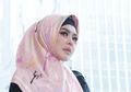 Foto Bareng Desainer, Gaya Aisyahrani Pakai Celana Palazzo Ini Tuai Bully Netizen Habis-habisan!