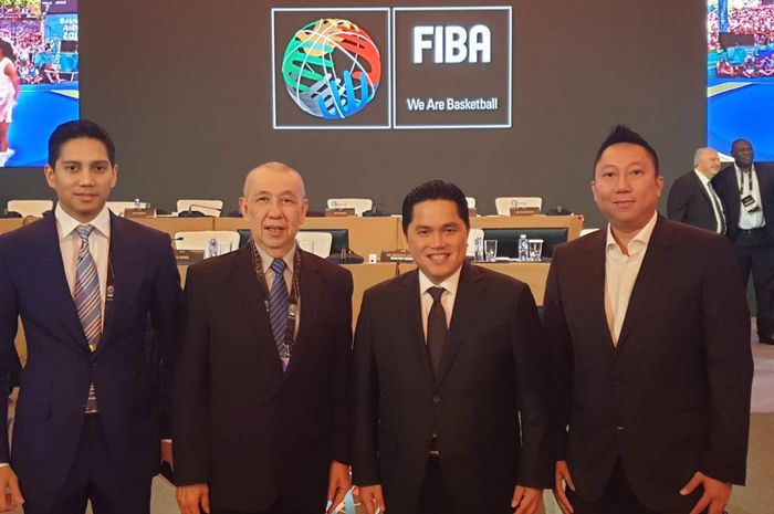 Ketua Umum Perbasi, Danny Kosasih (kedua dari kiri) didampingi anggota IOC asal Indonesia, Erick Thohir, Kamis (29/8/2019) di Beijing, China.