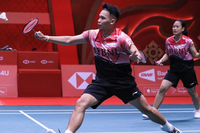 Pasangan ganda campuran Indonesia, Rinov Rivaldy/Pitha Haningtyas Mentari,  pada laga pertama BWF World Tour Finals 2022 di Nimibutr Arena, Bangkok, Thailand, Rabu, 7 Desember 2022
