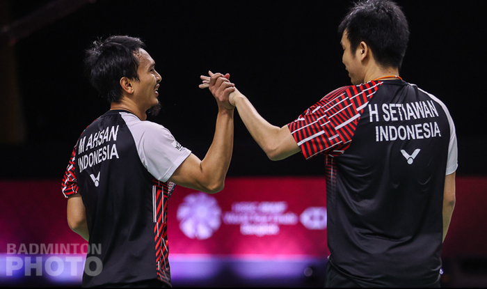 Pasangan ganda putra Indonesia, Mohammad Ahsan/Hendra Setiawan, saat merayakan kesuksesan menembus semifinal dari penyisihan grup B BWF World Tour Finals 2020 di Impact Arena, Bangkok, Jumat (29/1/2021).