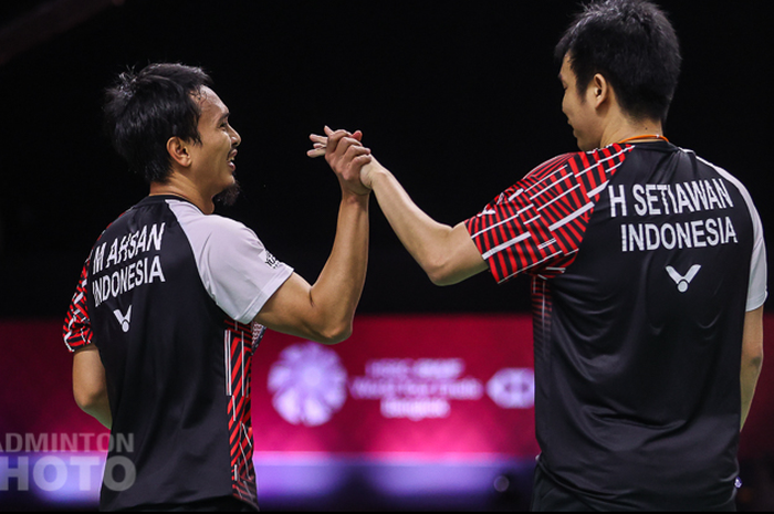 Pasangan ganda putra Indonesia, Mohammad Ahsan/Hendra Setiawan, saat merayakan kesuksesan menembus semifinal dari penyisihan grup B BWF World Tour Finals 2020 di Impact Arena, Bangkok, Jumat (29/1/2021).