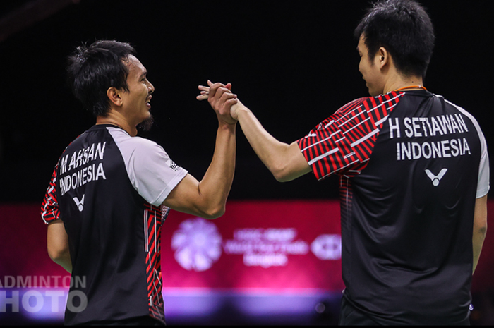 Pasangan ganda putra Indonesia, Mohammad Ahsan/Hendra Setiawan, saat merayakan kesuksesan menembus semifinal dari penyisihan grup B BWF World Tour Finals 2020 di Impact Arena, Bangkok, Jumat (29/1/2021).