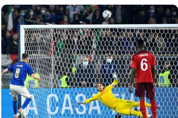 Gelandang Italia, Jorginho, gagal mencetak gol penalti melawan Swiss.