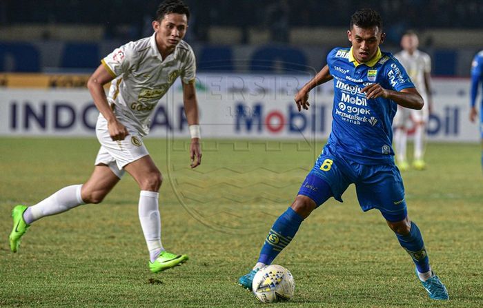 Gelandang Persib Bandung, Abdul Aziz, menggiring bola saat laga kontra PSS Sleman pada pekan ke-17 Liga 1 2019.