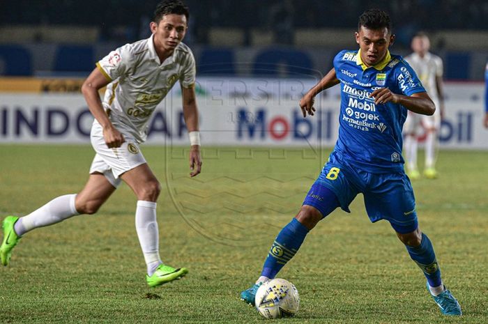 Gelandang Persib Bandung, Abdul Aziz, menggiring bola saat laga kontra PSS Sleman pada pekan ke-17 Liga 1 2019.