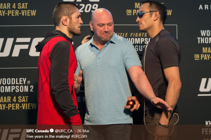 Khabib Nurmagomedov (kiri), Dana White (tengah), dan Tony Ferguson (kanan) saat melakoni staredown pada ajang UFC 209.