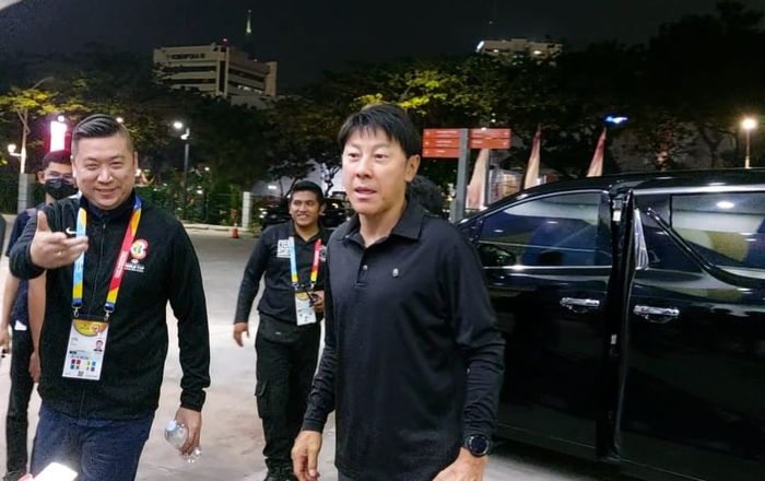 Pelatih timnas Indonesia Shin Tae-yong saat tiba di Indonesia Arena, Senayan, Jakarta, Selasa (29/8/2023) untuk menyaksikan pertandingan FIBA World Cup 2023 anatara Kanada vs Latvia.