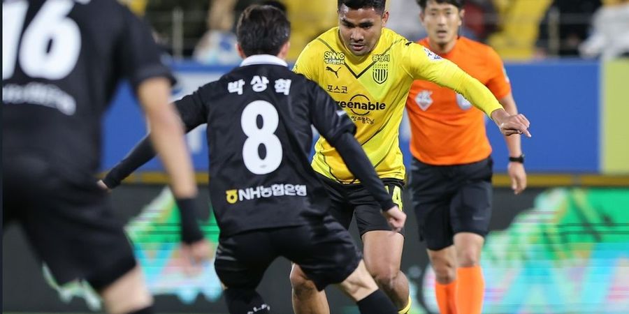 Butuh Tiga Bek untuk Hentikan Aksi Asnawi, Jeonnam Dragons Pesta Gol ke Gawang Cheongju FC