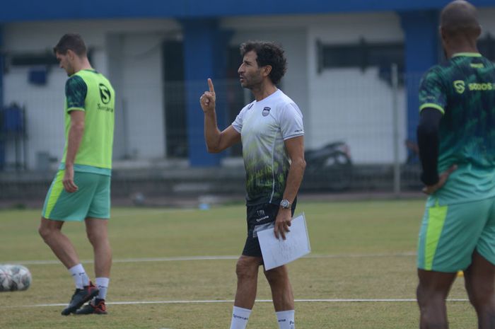 Latihan perdana Persib Bandung di bawah komando Luis Milla. 