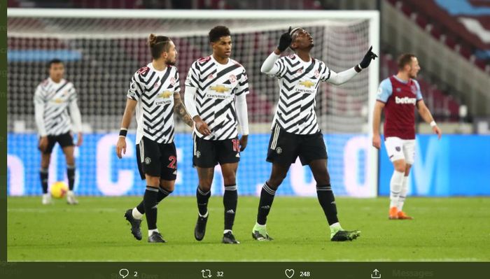 Paul Pogba (kanan) merayakan golnya dalam laga West Ham United vs Manchester United, 5 Desember 2020.