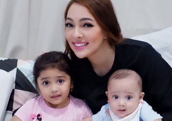 Latih Kecerdasan Bayi dengan Stimulasi Multisensori, Seperti yang Disarankan Dokter Reisa!