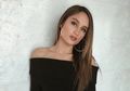 Cinta Laura Kembali Pamer Tampilan Seksi Saat Kenakan Sequin Dress di Singapura, Stunning Banget!