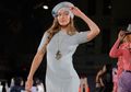 Gigi Hadid Catwalk Tanpa Alas Kaki di New York Fashion Week 2019