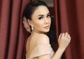 Rumah Mewahnya Terendam Banjir, Yuni Shara Justru Tampil Seksi Pakai Celana Hot Pants Sobek-sobek!