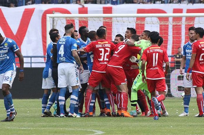 Pertandingan Persib vs Persija dalam lanjutan pertandingan Liga 1 2018 di Stadion Gelora Bandung Lautan Api (GBLA), Kota Bandung.(KOMPAS.com/SEPTIAN NUGRAHA)