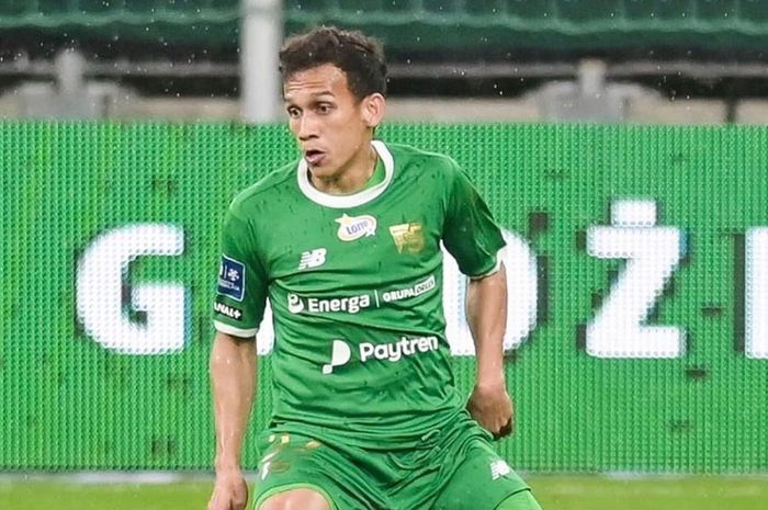 Egy Maulana Vikri mengalahkan satu pemain tengah Lechia Gdansk untuk bisa dipercaya masuk ke skuat utama pada musim 2020-2021.