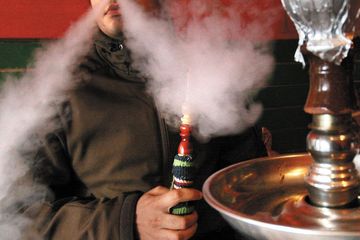 Tanpa dosa pria ini mengisap shisha dan tularkan virus corona ke orang lain.