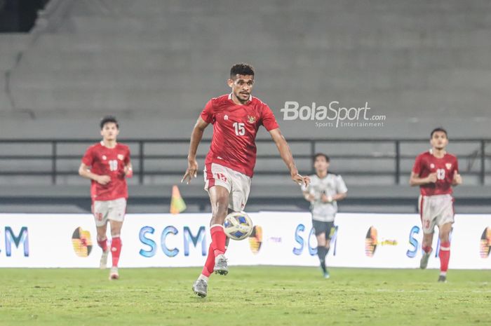 Gelandang timnas Indonesia, Ricky Kambuaya, sedang menendang bola di Stadion Kapten I Wayan Dipta, Gianyar, Bali, 27 Januari 2022.