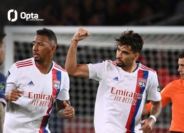 Pemain Olympique Lyon, Lucas Paqueta (kanan), merayakan gol ke gawang Paris Saint-Germain dalam laga pekan keenam Liga Prancis pada Minggu (19/9/2021) waktu setempat atau Senin dini hari WIB.  