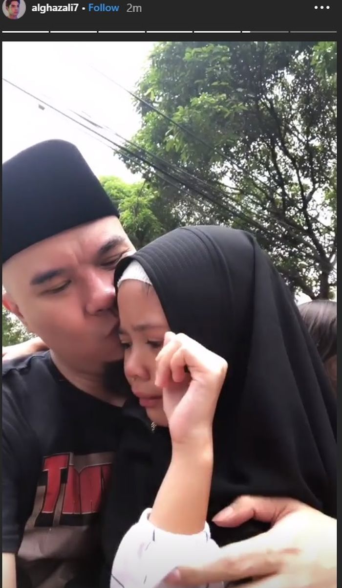 Momen Haru Kebebasan Ahmad Dhani, Suami Mulan Jameela Berkaca-kaca Peluk Sang Putri yang Menangis