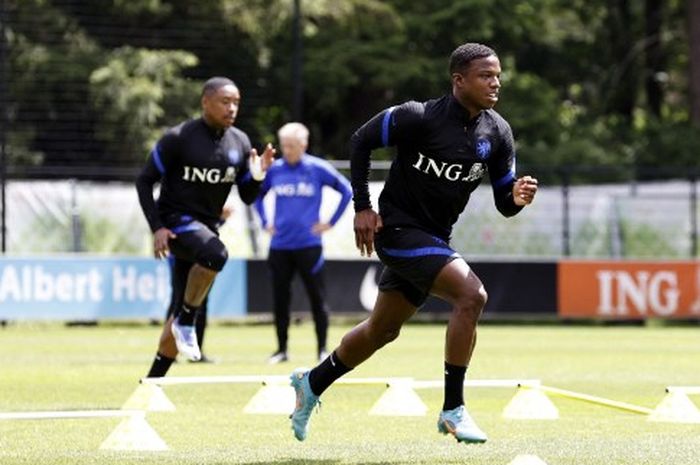 Tyrell Malacia dalam sesi latihan timnas Belanda di Zeist (13/6/2022).