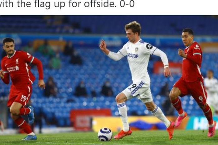 Striker Leeds United, Patrick Bamford, menggiring bola dalam laga Liga Inggris kontra Liverpool di Stadion Elland Road, Senin (19/4/2021).