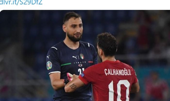 Kiper timnas Italia, Gianlugi Donnarumma dan gelandang timnas Turki, Hakan Calhanoglu.