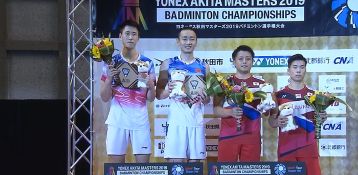 Zhang Nan (kedua dari kiri)/Ou Xuanyi (China) dan Akira Koga/Taichi Saito (Jepang) saat naik podium pada Akita Masters 2019, di CNS Arena Akita, Minggu (18/8/2019).