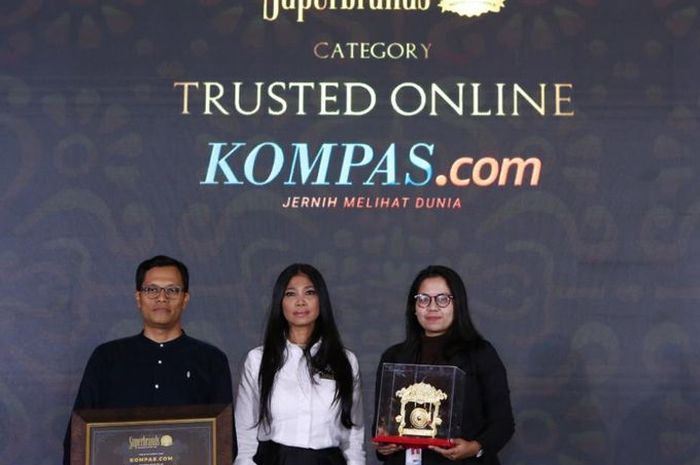 Pemimpin Redaksi Kompas.com Wisnu Nugroho menerima penghargaan Superbrands 2019 untuk Kompas.com kategori Media Online Terpercaya dalam Gala Awards Superbrands 2019 di Ballroom 1, Sheraton Gandaria Jakarta, Jumat, 26 Juli 2019. Penghargaan diberikan CEO Superbrands Indonesia Grandtyana.