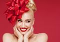 Gwen Stefani Kenakan Karya Busana Desainer Indonesia Mety Choa saat Tampil di Acara Natal