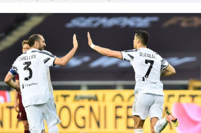 Megabintang Juventus, Cristiano Ronaldo, merayakan gol bersama Giorgio Chiellini dalam laga Liga Italia kontra Torino di Stadion Olimpico Grande Torino, Sabtu (3/4/2021).