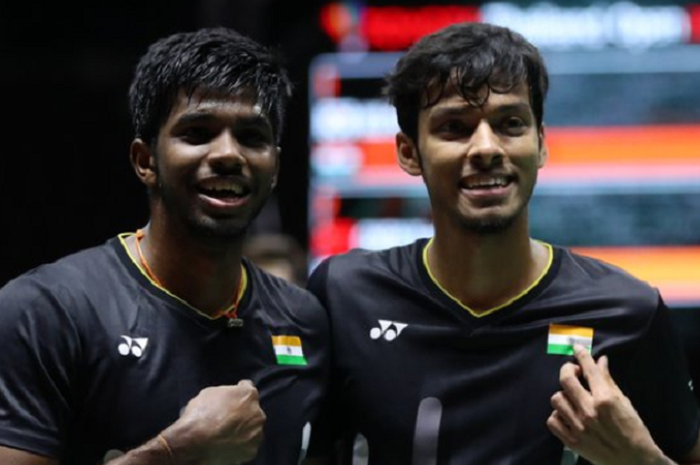 Pasangan ganda putra India, Satwiksairaj Rankireddy (kiri)/Chirag Shetty, seusai memenangi gelar juara Thailand Open 2019, di Indoor Stadium Huamark, Bangkok, Thailand, Minggu (4/8/2019).