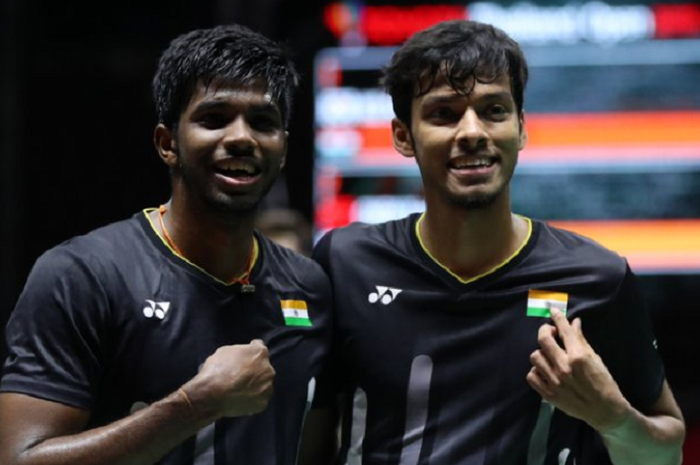 Pasangan ganda putra India, Satwiksairaj Rankireddy (kiri)/Chirag Shetty, seusai memenangi gelar juara Thailand Open 2019, di Indoor Stadium Huamark, Bangkok, Thailand, Minggu (4/8/2019).