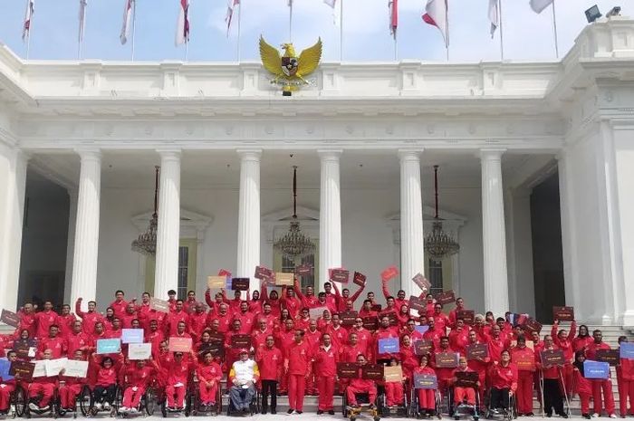 Sesi foto bersama dalam acara penyerahan bonus dari pemerintah kepada atlet peraih medali pada ajang ASEAN Para Games 2022 di  Istana Merdeka, Jakarta, Senin (28/11/2022)