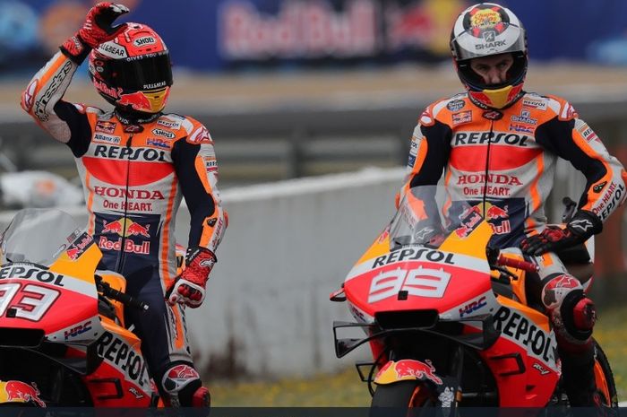 Dua pembalap Repsol Honda di MotoGP musim 2019, Marc Marquez (kiri) dan Jorge Lorenzo.