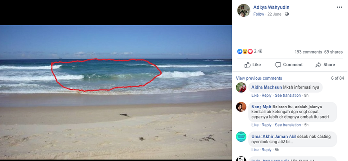 Penampakan rip currents dilihat dari tepi pantai. Tampak air tenang di sela ombak yang pecah.