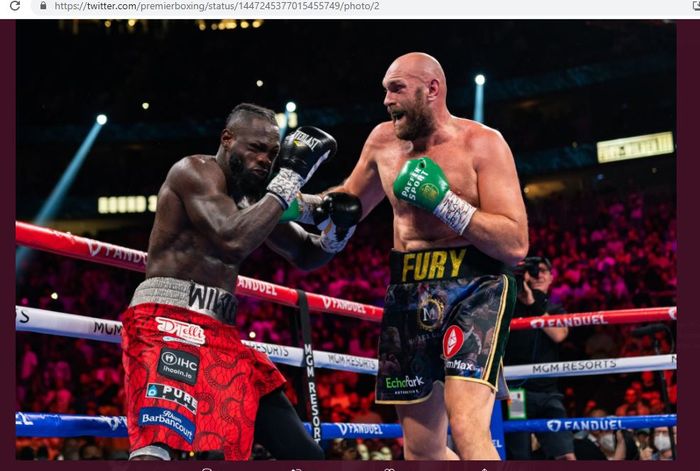 Tyson Fury (kanan) saat menjotos Deontay Wilder (kiri) ketika melakoni trilogi di T-Mobile Arena, Las Vegas, Nevada, Amerika Serikat, Minggu (10/10/2021).