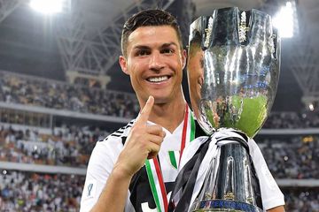 Cristiano Ronaldo ( 37 tahun)  pemaini sepakbola saat ini dengan nilai fantastis. Umur biologisnya mengalahkan umur kronologis.