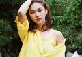 Kompak Pakai Dress Serba Putih, Tampilan Nana Mirdad dan Putrinya Justru Disebut Bak Kakak Adik!