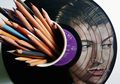 Cuma Modal Pensil Warna, 10 Piringan Hitam Ini Disulap Jadi Wajah Selebritis Dunia