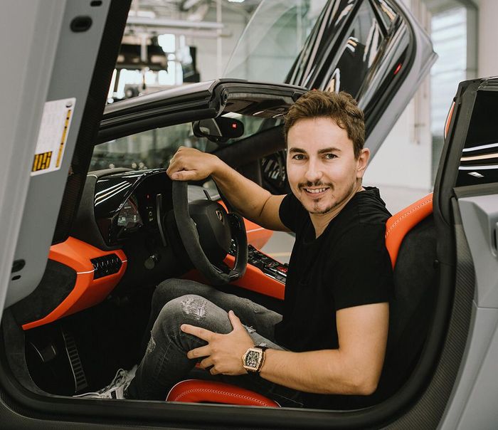 Jorge Lorenzo langsung berkunjung ke pabrik Lamborghini untuk mengambil Lamborghini Aventador SVJ 63 Roadster miliknya