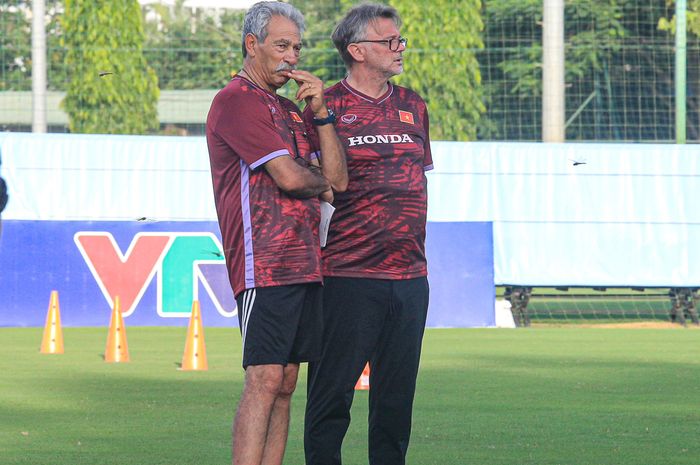 Pelatih timnas Vietnam, Philippe Troussier (kanan), harus menelan pil pahit jelang Piala Asia 2023.