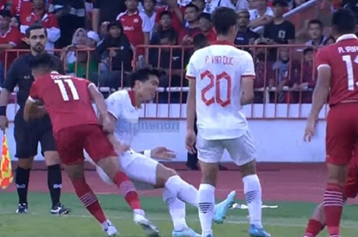 Klip video yang memperlihatkan Doan Van Hau (tengah) melancarkan kung-fu ke striker Timnas Indonesia Dendy Sulistyawan dalam semifinal leg pertama Piala AFF 2022 di Stadion Utama GBK, Jakarta, 6 Januari 2023.