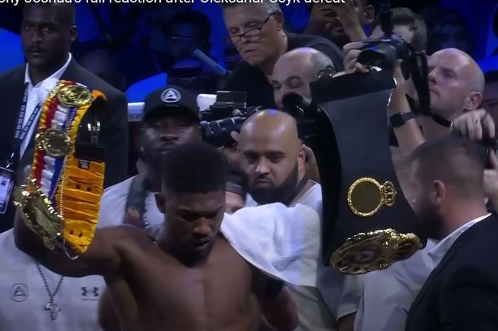 Anthony Joshua terlihat membuang sabuk Oleksandr Usyk ke luar ring tinju usai dinyatakan kalah pada Minggu (21/8/2022)