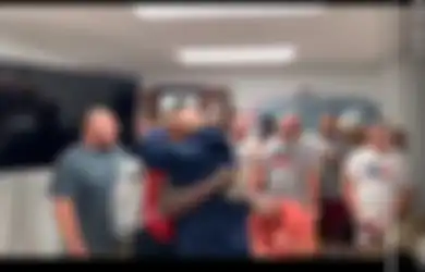 Video Haru Saat Para Pemain Sepak Bola Memasuki Ruangan Satu-persatu Setelah Mencukur Habis Rambut Mereka Hingga Botak