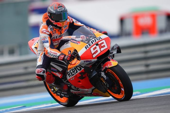 Pembalap Repsol Honda, Marc Marquez, saat menjalani tes resmi di Sirkuit Jerez, Spanyol, 3 Mei 2021.