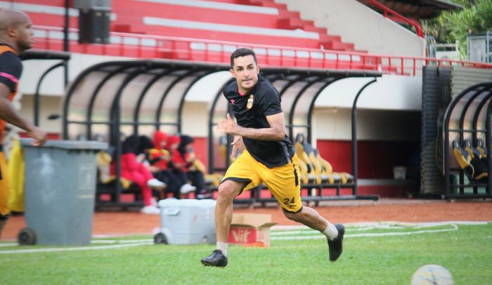 Rubens Raimundo Da Silva dalam latihan Bhayangkara FC di Stadion PTIK, Jakarta, Selasa (5/3/2019).