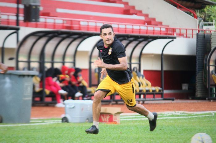 Rubens Raimundo Da Silva dalam latihan Bhayangkara FC di Stadion PTIK, Jakarta, Selasa (5/3/2019).