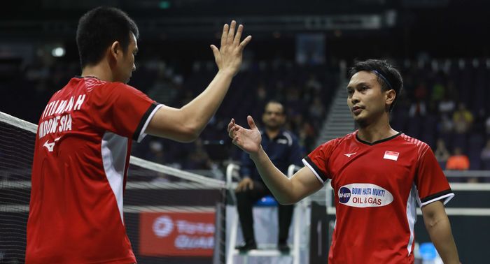 Pasangan ganda putra Indonesia, Mohammad Ahsan/Hendra Setiawan, bersiap melakukan tos seusai memenangi pertandingan atas Goh V Shem/Tan Wee Kiong (Malaysia) pada perempat final Singapore Open 2019.